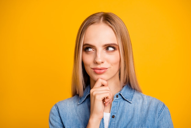 Mooie jonge vrouw in vrijetijdskleding