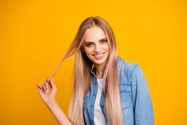 Mooie jonge vrouw in vrijetijdskleding