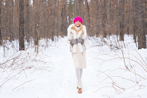 Mooie jonge vrouw in warme jas in winter park