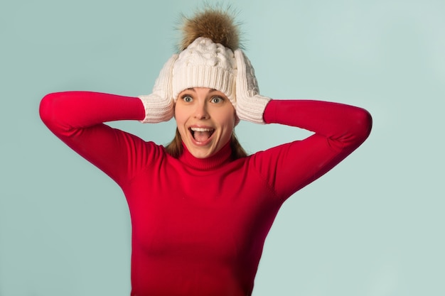 Foto mooie jonge vrouw in winter muts en handschoenen