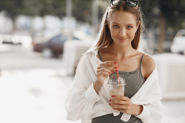 mooie jonge vrouw in zomerjurk buiten