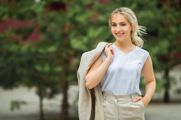 mooie jonge vrouw in zomerkostuum