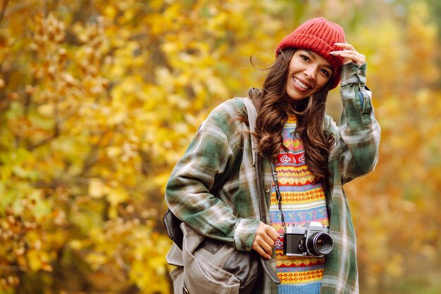 Foto mooie jonge vrouw is gefotografeerd met retro camera rest ontspanning reizen levensstijl concept