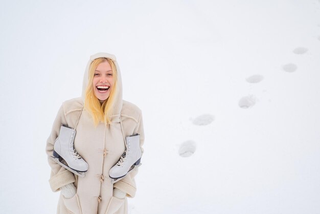 Mooie jonge vrouw lachen buiten buiten winteractiviteiten in het weekend bij koud weer aantrekkingskracht...