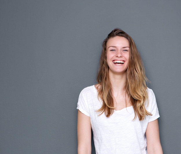 Mooie jonge vrouw lachen