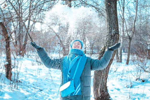 Mooie jonge vrouw lachend blij voor reizen in de sneeuw winterseizoen