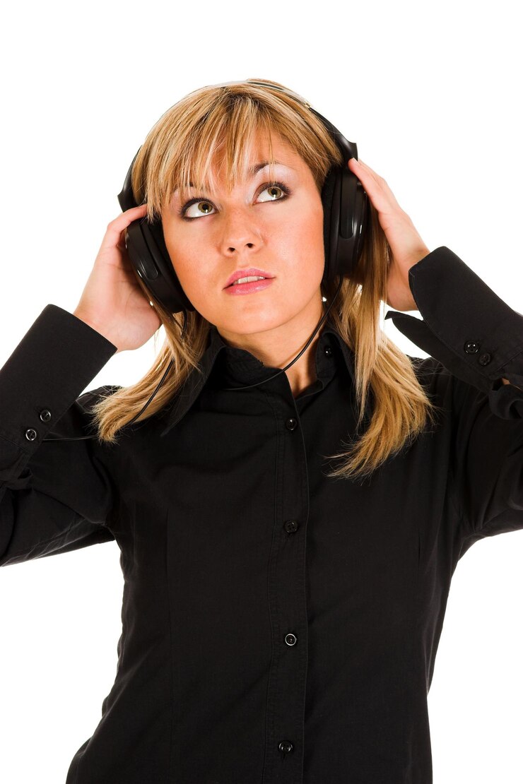 Foto mooie jonge vrouw luisteren muziek