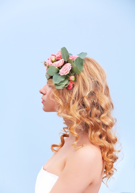 Foto mooie jonge vrouw met bloemen in haar