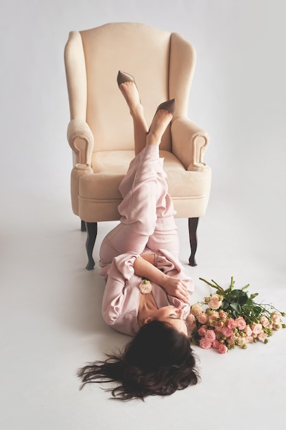 Mooie jonge vrouw met boeket bloemen van rozen Internationale Vrouwendag