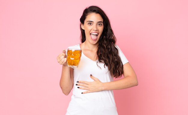 Mooie jonge vrouw met een bierpint