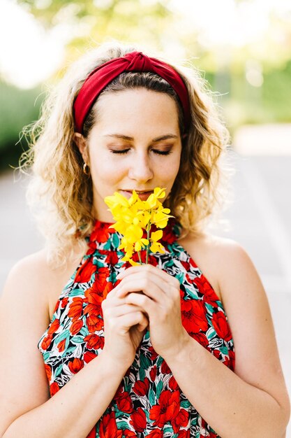 Mooie jonge vrouw met een bloemkop.