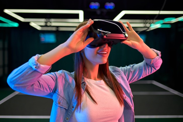 Mooie jonge vrouw met een bril van virtual reality. VR, games, entertainment, toekomstig technologieconcept.