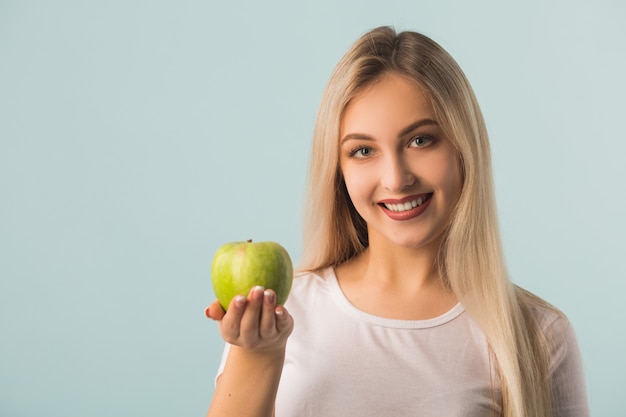 mooie jonge vrouw met een groene appel in haar handen