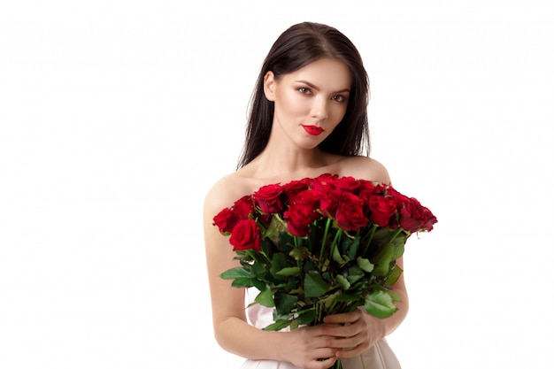 Mooie jonge vrouw met een groot boeket van rode rozen