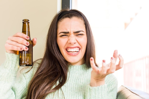 Foto mooie jonge vrouw met een interieur van een bierhuis