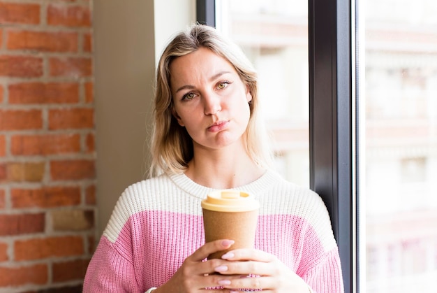 Mooie jonge vrouw met een interieurontwerp voor een warme koffiedrank