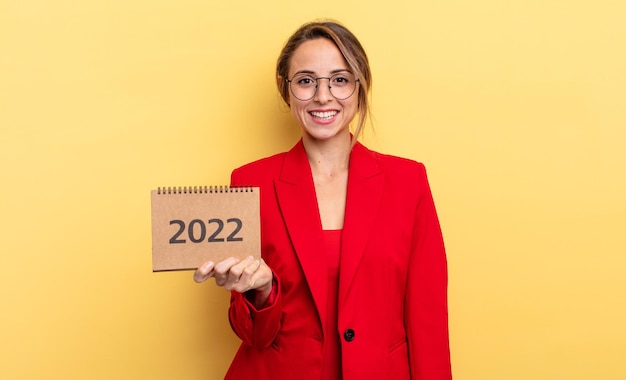 Mooie jonge vrouw met een kalender voor 2022