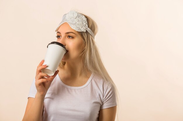 mooie jonge vrouw met een slaapmasker