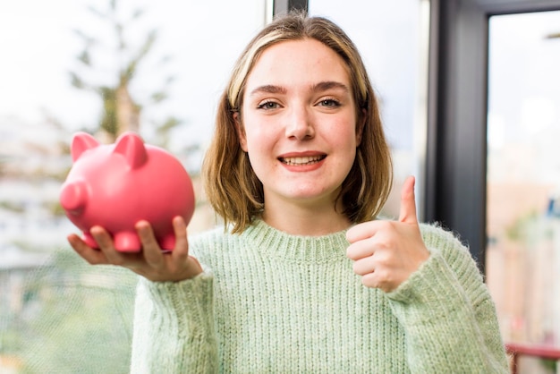 Foto mooie jonge vrouw met een spaarvarken spaarconcept huis interieur