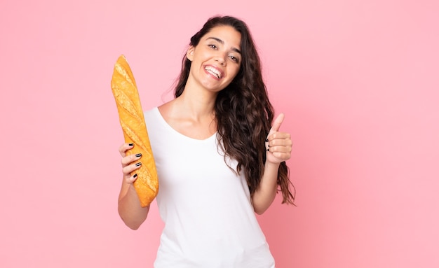 mooie jonge vrouw met een stokbrood