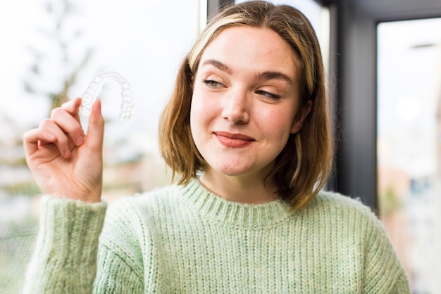 mooie jonge vrouw met een tandheelkundige vazal huis interieur