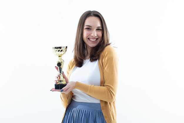 Mooie jonge vrouw met een trofee