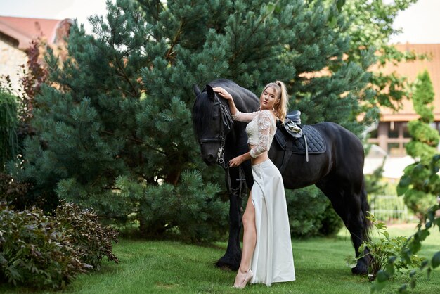 mooie jonge vrouw met een zwart paard