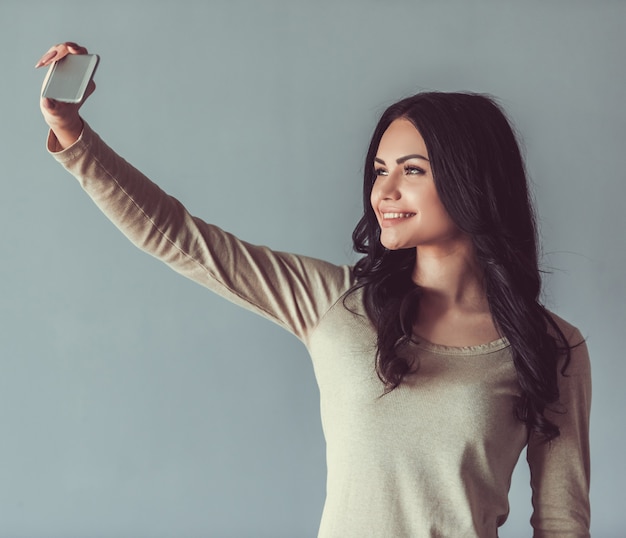 Mooie jonge vrouw met gadget