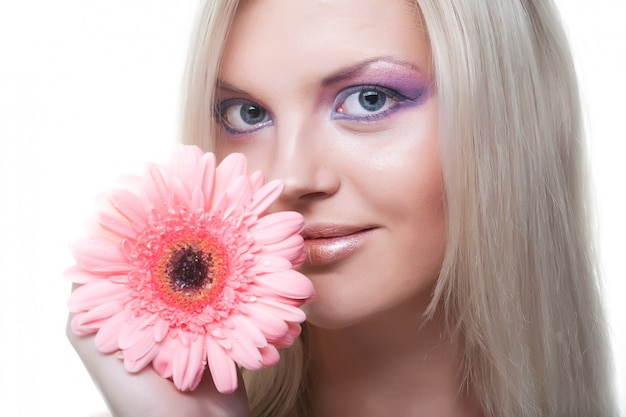 Mooie jonge vrouw met gerberbloem