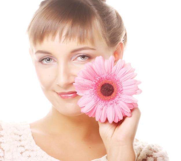 Mooie jonge vrouw met gerberbloem