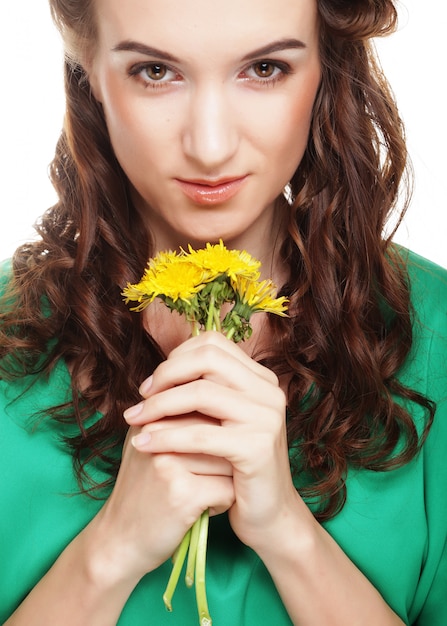 Mooie jonge vrouw met grote gele paardebloemen