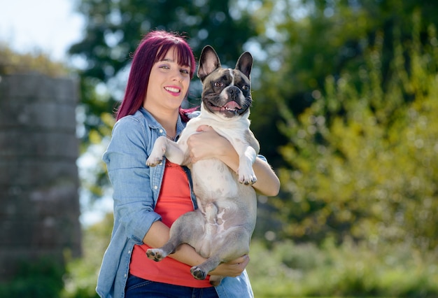 Mooie jonge vrouw met haar hond Franse buldog