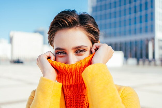 Mooie jonge vrouw met kort haar in de stad