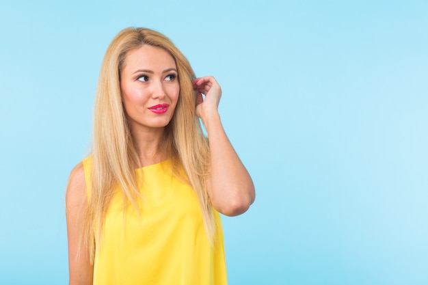 Mooie jonge vrouw met lang blond haar