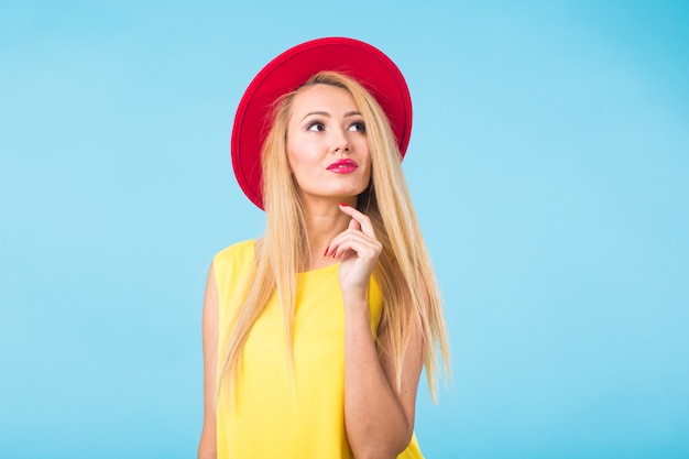 Mooie jonge vrouw met lang blond haar