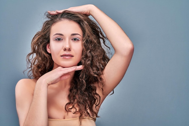 mooie jonge vrouw met lang donkerbruin haar Mooi spa-modelmeisje met een perfecte frisse schone huid