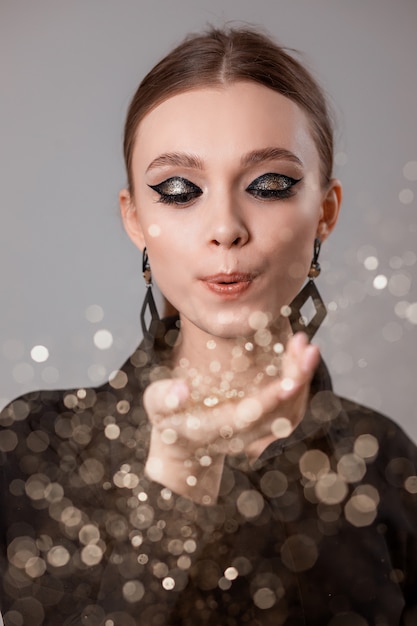 Mooie jonge vrouw met make-up in een zwart shirt