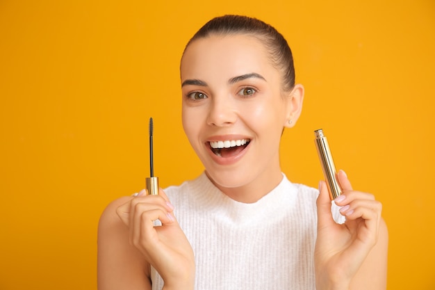 Mooie jonge vrouw met mascara op kleur