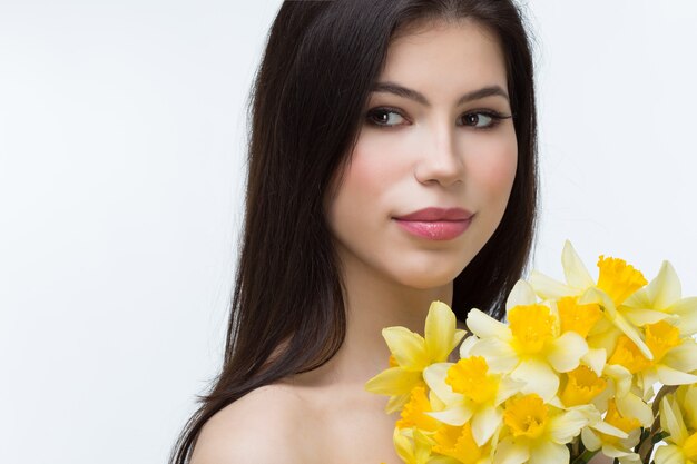 Mooie jonge vrouw met narcissen