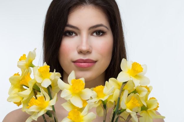 Mooie jonge vrouw met narcissen