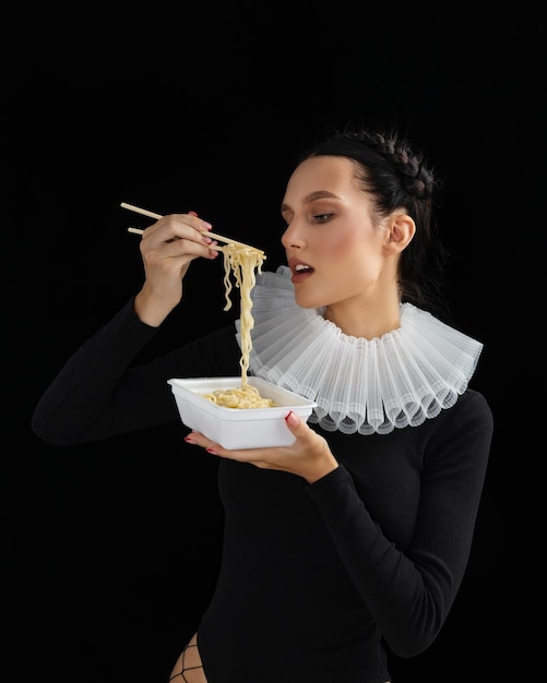 Foto mooie jonge vrouw met noedels spaghetti sexy eten