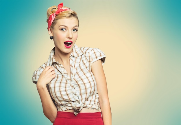 Mooie jonge vrouw met pin-up make-up, retro-stijl, vintage model.