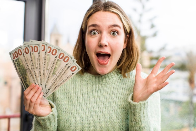 Mooie jonge vrouw met rekeningen huis interieur