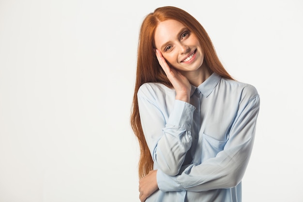 Mooie jonge vrouw met rood haar