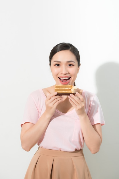 Mooie jonge vrouw met smakelijke cake - geïsoleerd op wit