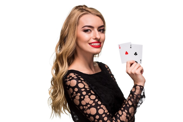 Mooie jonge vrouw met twee aas van kaarten in haar hand geïsoleerd op zwarte background