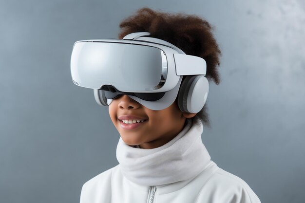 Mooie jonge vrouw met Virtual Reality Headset met duidelijke achtergrond