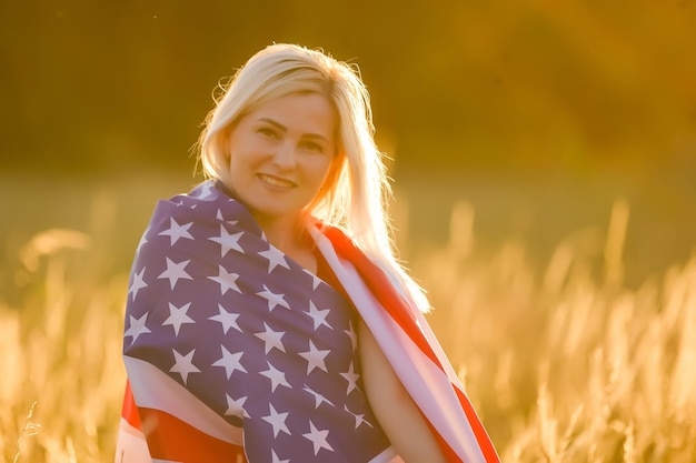 Mooie jonge vrouw met vlag van de VS