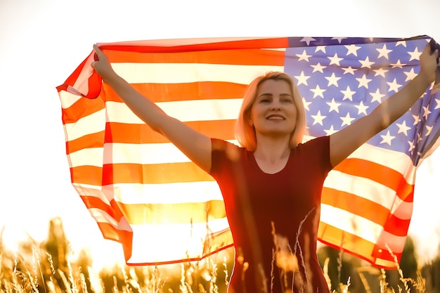 Mooie jonge vrouw met vlag van de VS