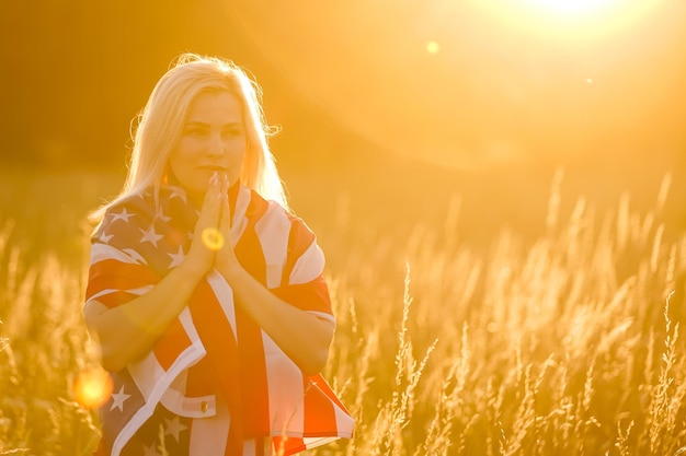 Mooie jonge vrouw met vlag van de VS